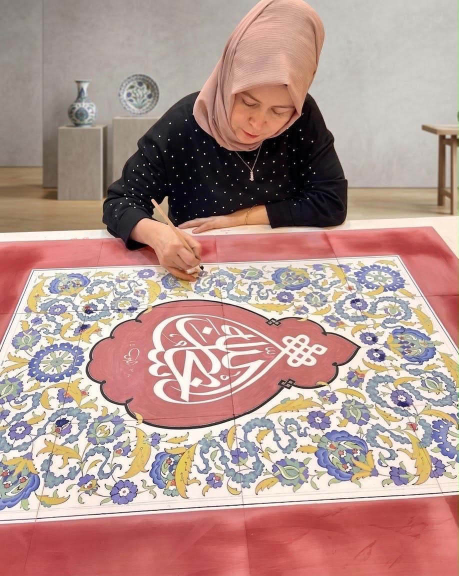 Minager atölyesinde sergilenen desenli çini vazolar ve tabaklar
